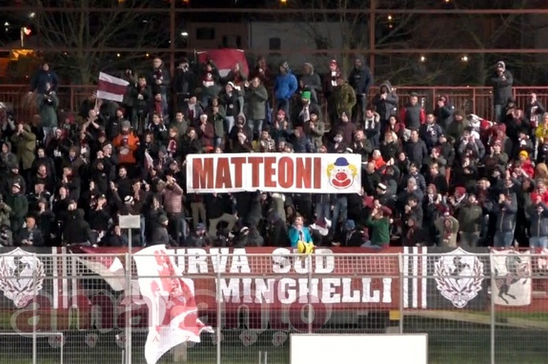 uno striscione contro Matteoni a Pontedera nella partita di febbraio